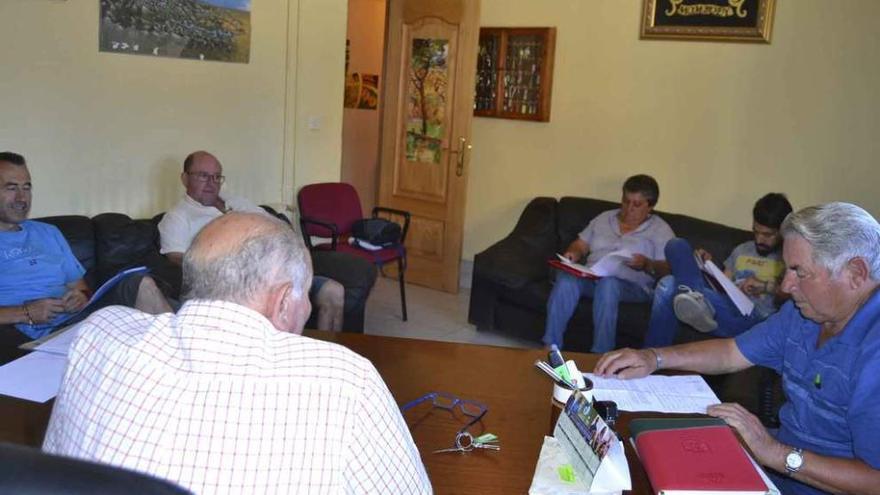 Concejales durante el último pleno de Mombuey.