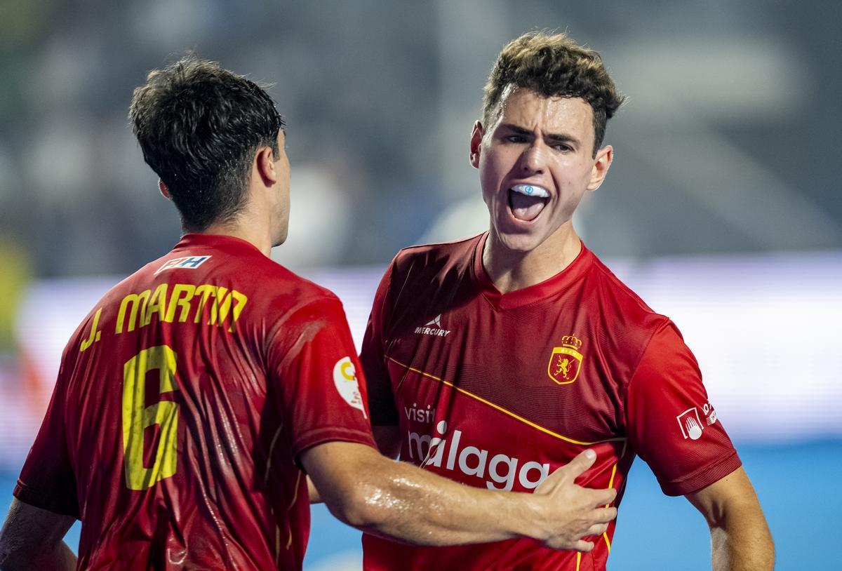 CHENNAI - FIH Hockey Men's Junior World Cup Tamil Nadu 202572  SPAIN vs GERMANY (FINAL)Picture: MARTIN JOSEP OF SPAIN WITH TEAMMATE CELEBRATE GOALCOPYRIGHT WORLDSPORTPICS EWOUT PAHUD DE MORTANGESNO ARCHIVE ALLOWED