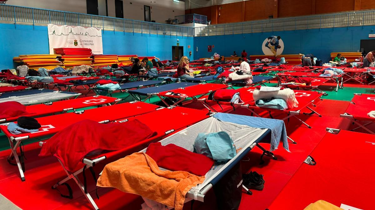 Colchonetas, comida y actividades infantiles en el polideportivo de Villaviciosa de Odón, habilitado como refugio temporal para evacuados.