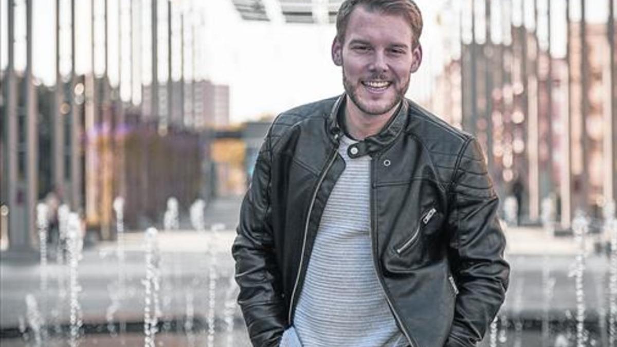 El actor Xavi Palomino, en la Rambla de Sants, en la confluencia de las calles de Sants y Jocs Florals.