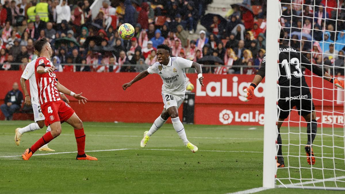 Vinicius se dispone a cabecear el balón en el primer gol del Madrid. 