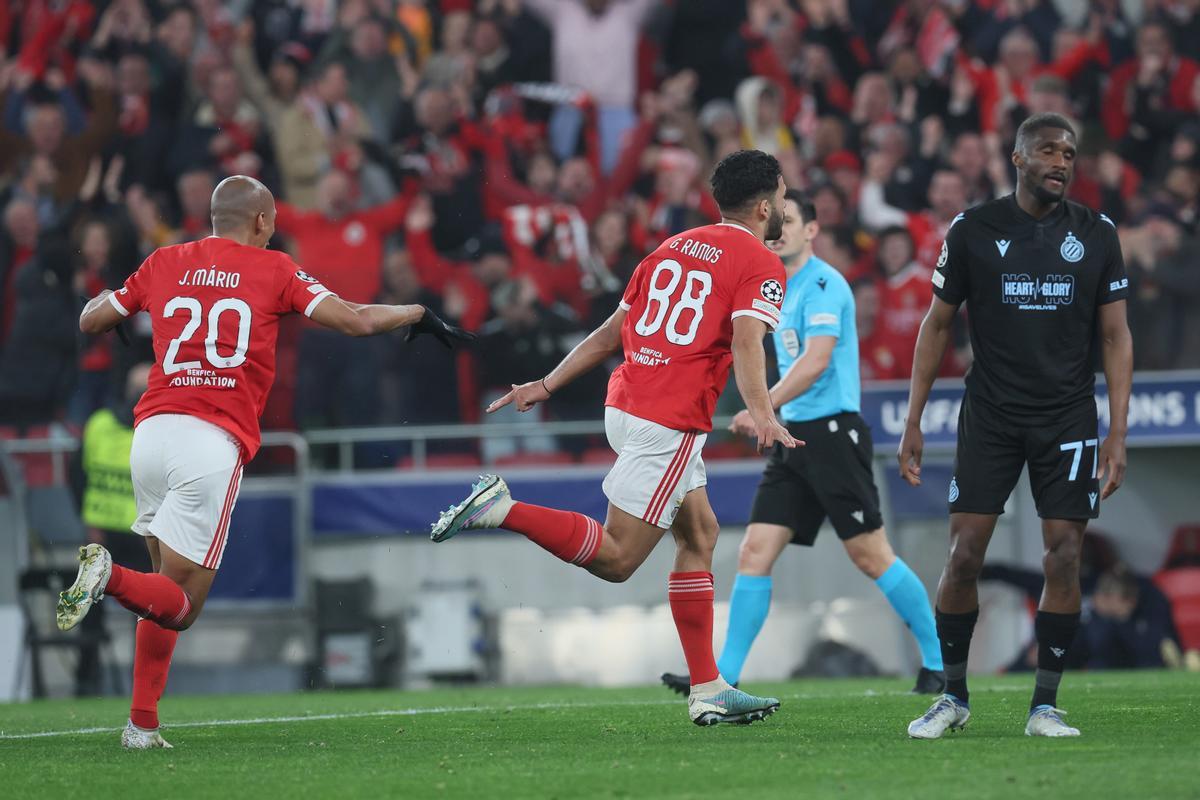 Gonçalo Ramos celebra junto a Joao Mario uno de sus goles en el Benfica-Brujas de los octavos de final de la Liga de Campeones 2022-2023