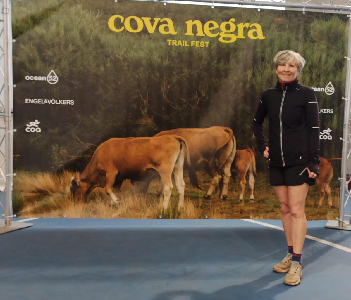 Teresa del Campo Santos, junto al cartel del Cova Negra Trail Fest.