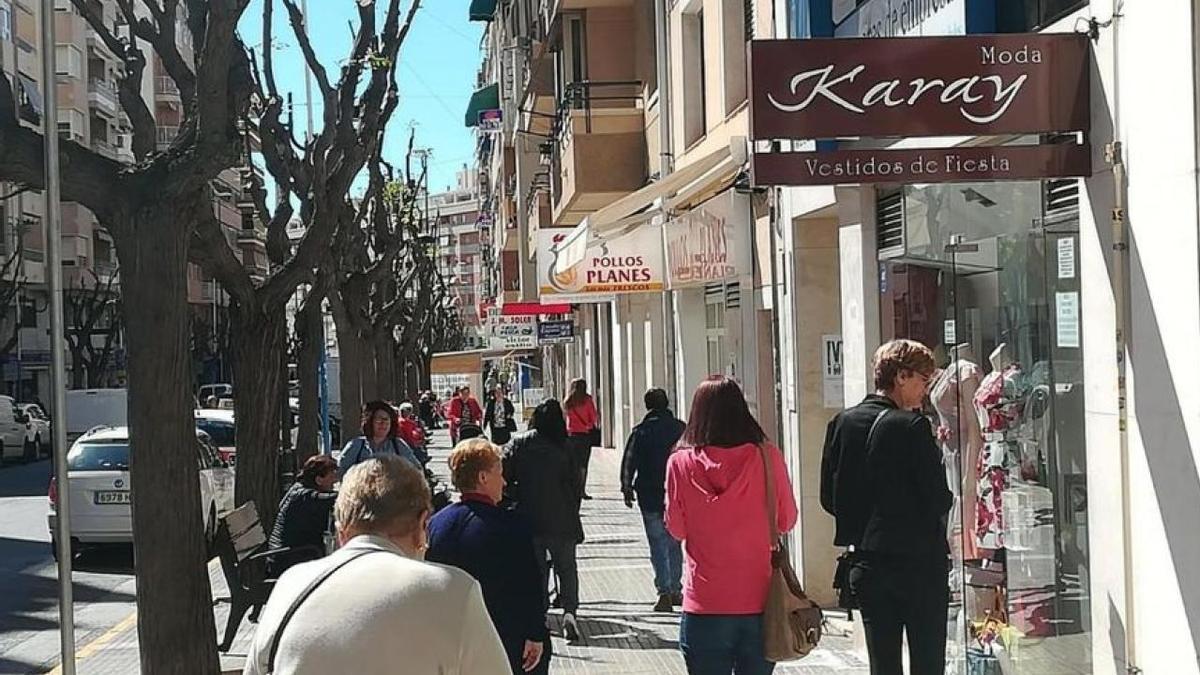 Una avenida comercial en Sant Joan.