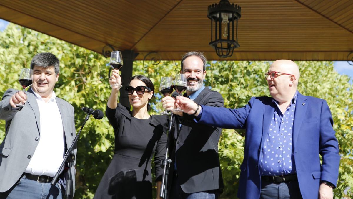 Itziar Miranda y Nacho Rubio han dirigido el brindis de la DOP Cariñena en el Día Movimiento Vino DO, junto a Antonio Ubide, presidente de la DOP, a su izquierda.a
