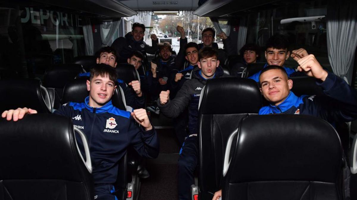 Los jugadores del Juvenil, ayer en el autobús. |   // VÍCTOR ECHAVE