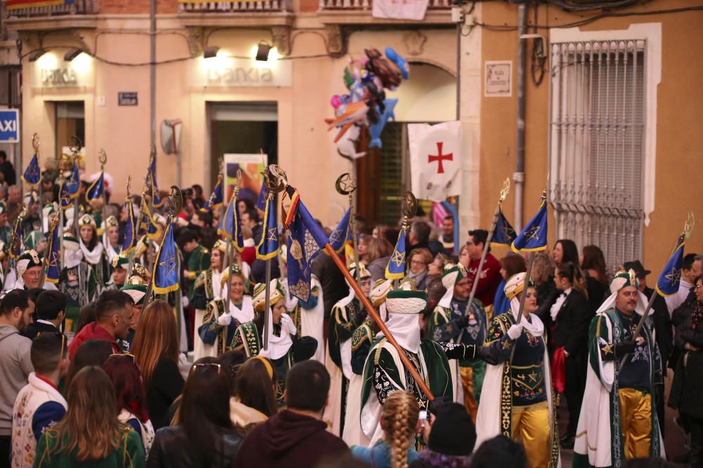 El desfile de La Entrada da la bienvenida a los Moros y Cristianos de Sax