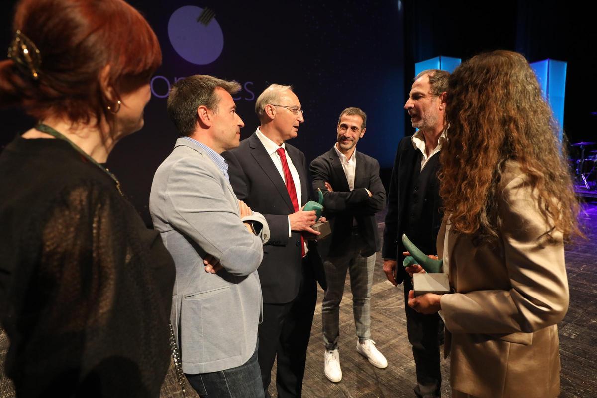 Representantes del Teatro de las Esquinas charlan con Ángel Luis Monge, director de la Universidad de  Experiencia