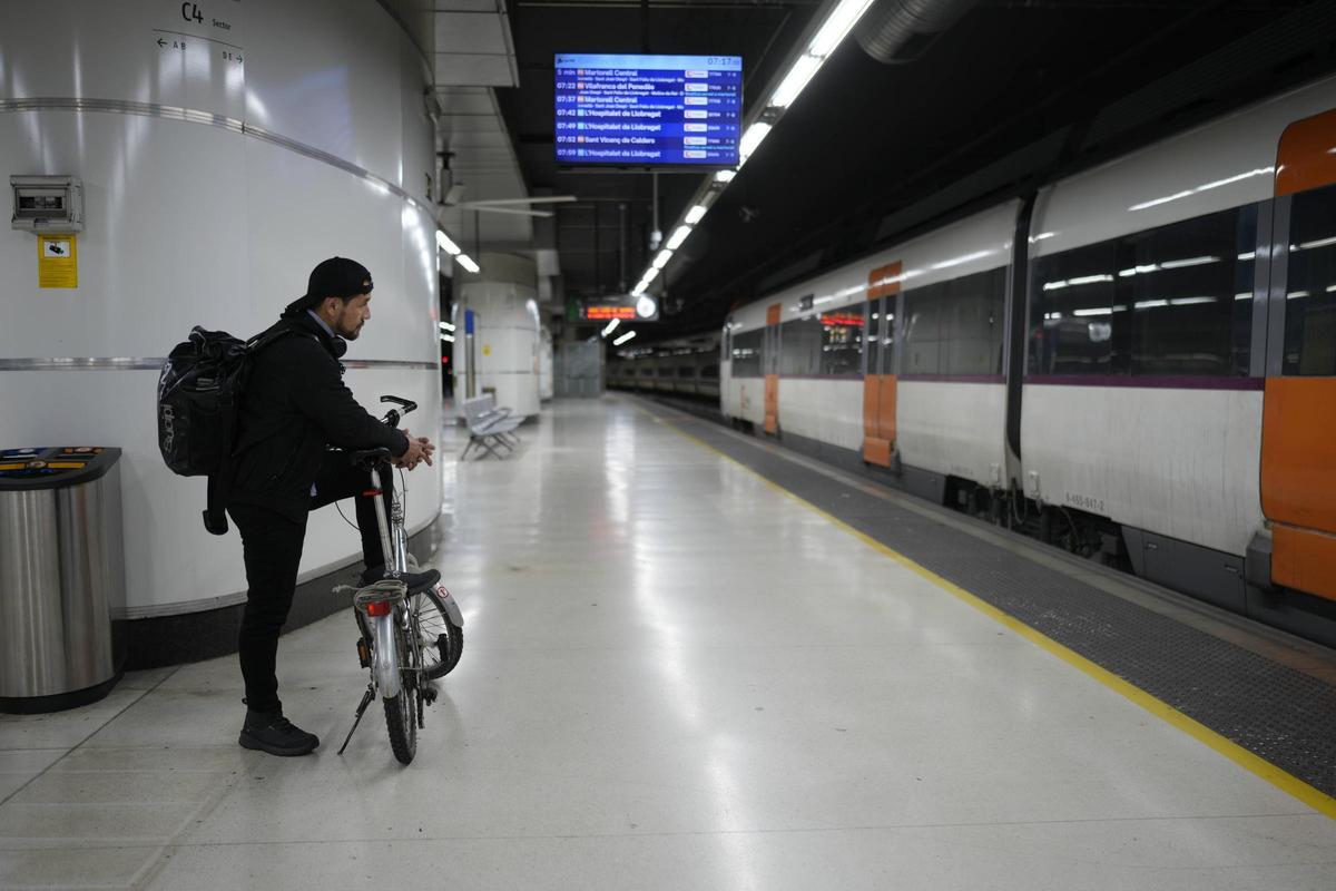 Pasajeros en la estación de Sants de Barcelona, a la espera de que se reanude el servicio de trenes de Rodalies