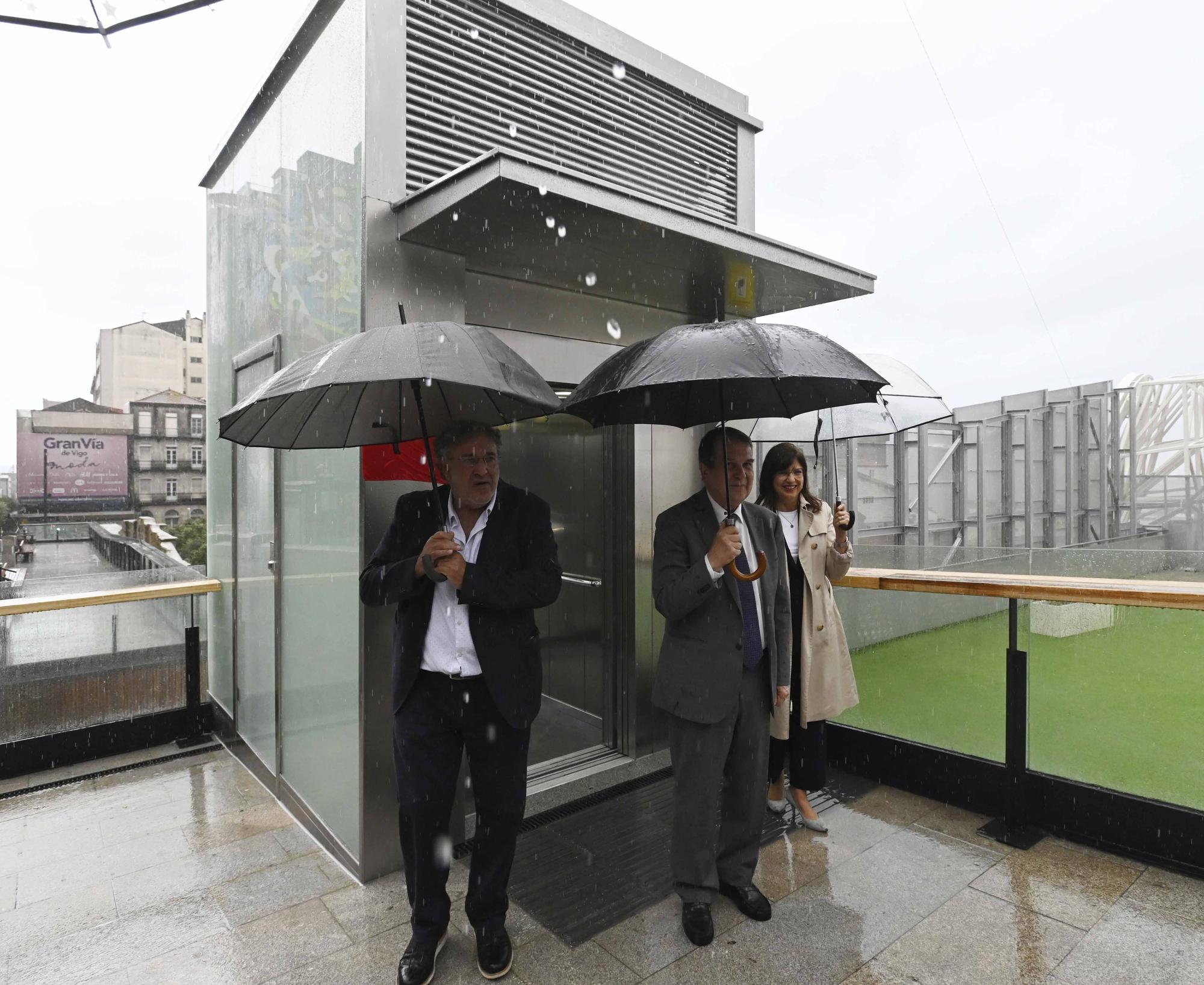 Abel Caballero junto a Javier Pardo y María Xosé Caride en la inauguración del ascensor de Praza da Estación