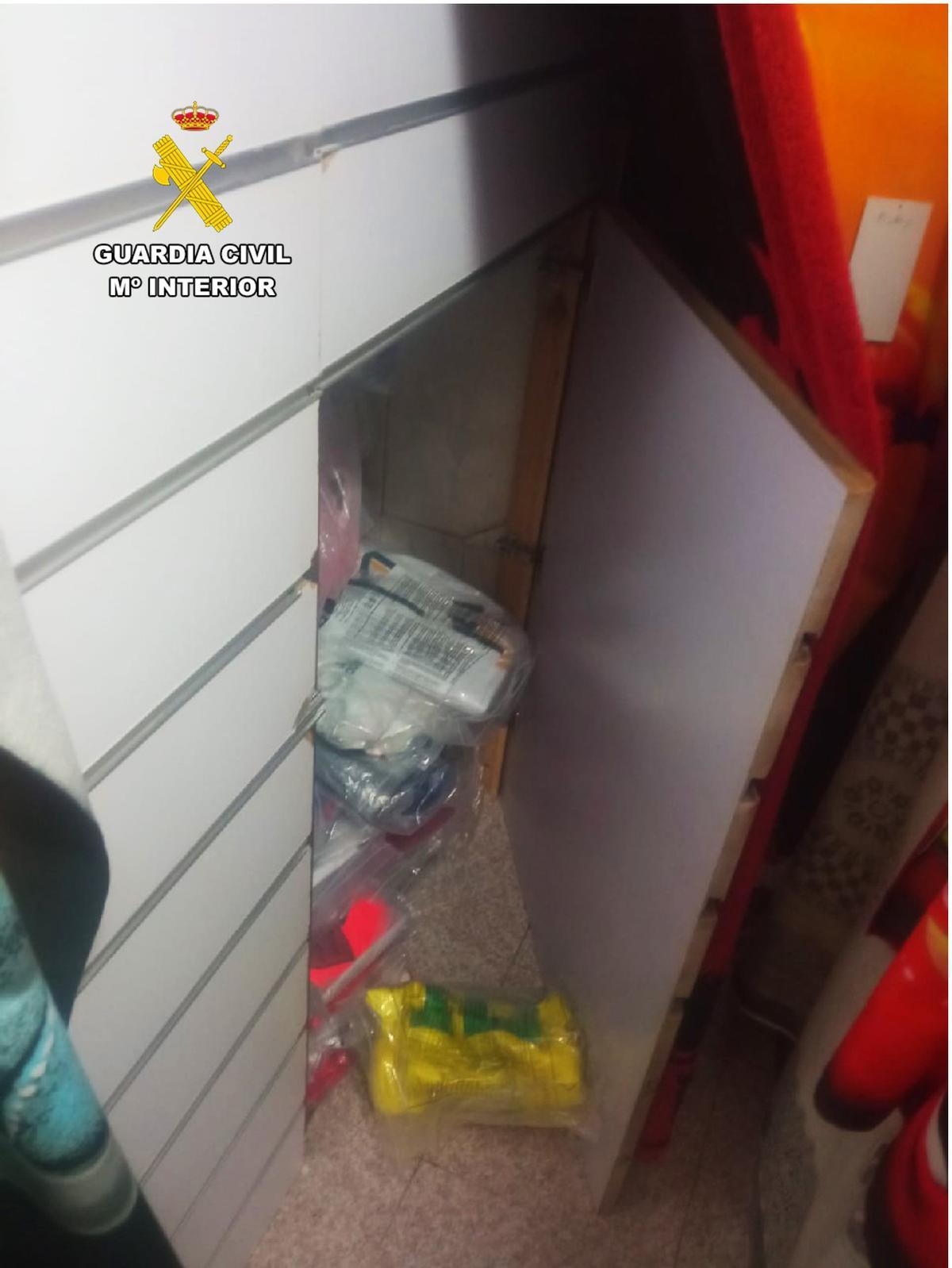 Compartimento descubierto en Benidorm donde ocultaban la mercancía falsa.