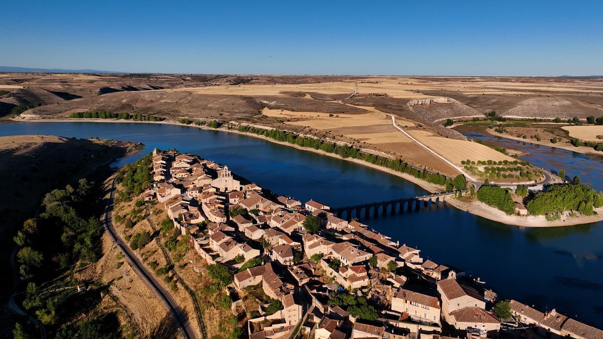 Maderuelo se alza en lo alto de una colina bañada por el embalse de Linares.