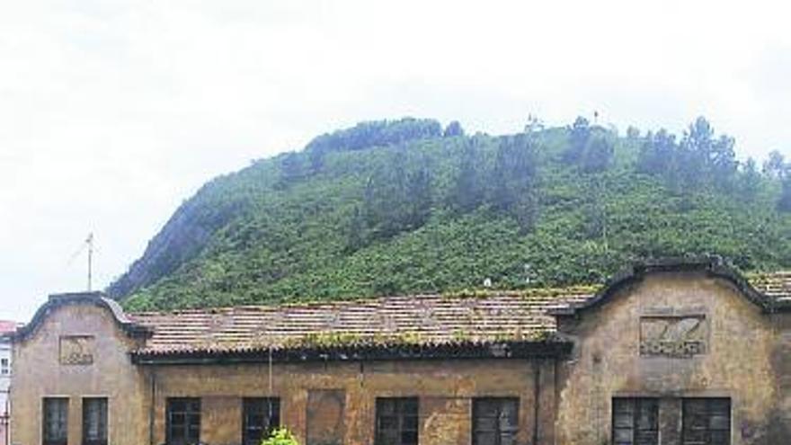 Fachada principal de la antigua fábrica de conservas de Ortiz en Candás.