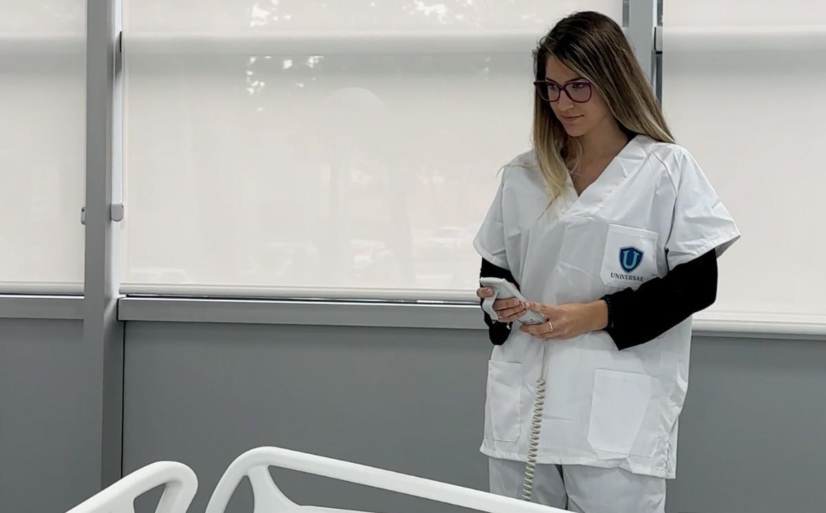 Una alumna d'un cicle de sanitat d'UNIVERSAE