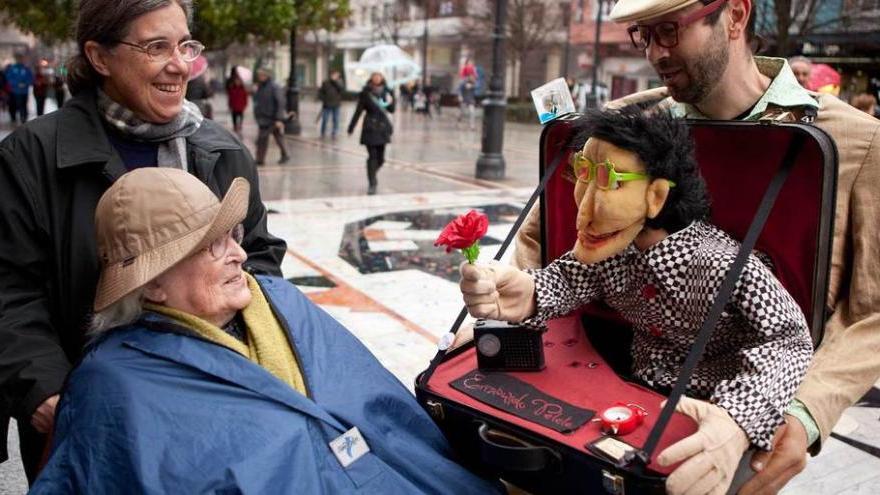 Compañía &quot;Títeres Errantes&quot;, ayer, en el paseo de Begoña.