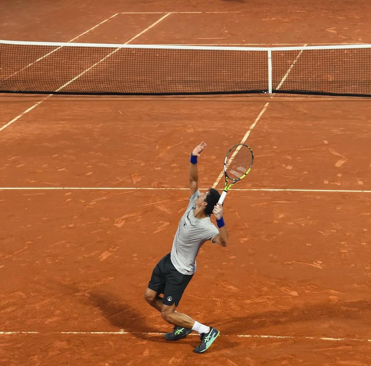Carlos Sánchez durante un primer servicio en el Challenger de Montemar.