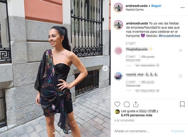 Andrea Rueda con vestido corto de mangas asimétricas de House of CB