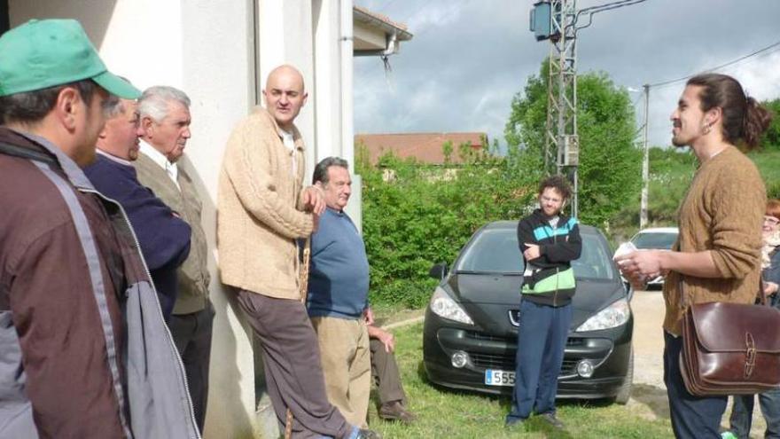 Andrés Ron, con los vecinos de Mieldes.