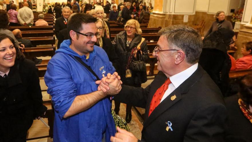 Antonio Vicente Fuster, candidato a presidir la Comisión, recibe la felicitación de Manuel Agüera, presidente de 2016.