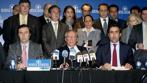 José María Ruiz Mateos (centro), con alguno de sus hijos y parte del personal de sus empresas, durante la rueda de prensa en la que explicó los problemas de Nueva Rumasa.