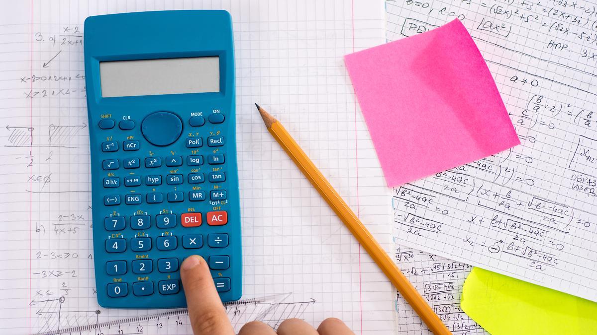 Un estudiante utiliza una calculadora