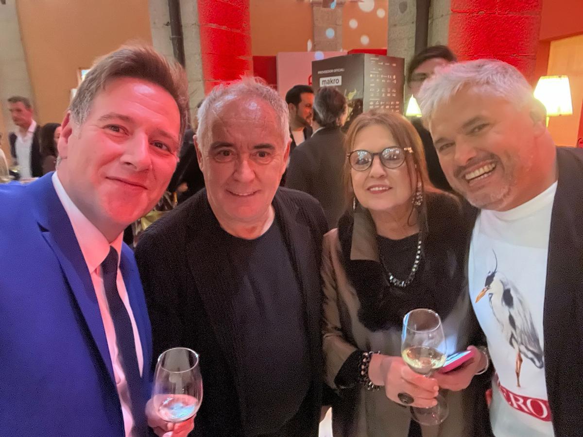 Carlos Latre junto a Ferran Adrià, Roser Torras y Nandu Jubany