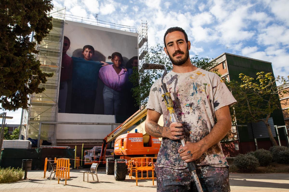 El artista urbano Slim Safont, delante del mural que ha pintado en el Besòs i el Maresme, en Barcelona.