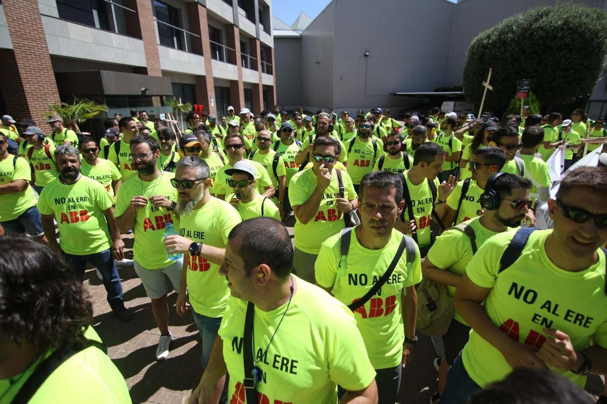 200 trabajadores de ABB Córdoba se manifiestan en la sede de Madrid