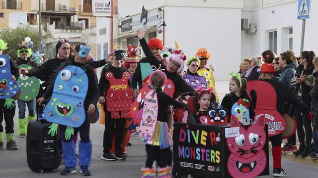 Els ‘Diver monstres’ a la rua de Cala de Bou. |. | Ibiza In