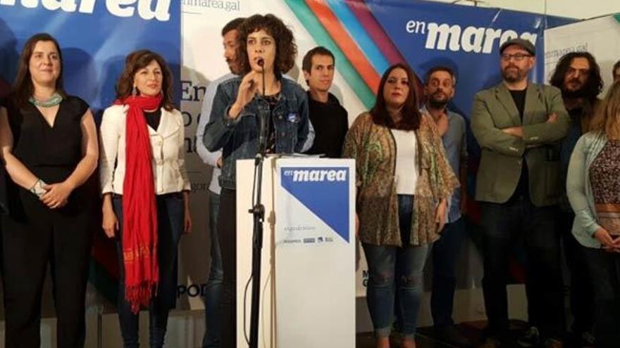 Alexandra Fernández atiende a los medios. // @En_Marea