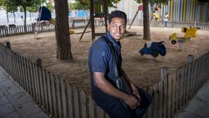 El Houssain El Ouabi, hijo de una víctima musulmana del atentado, en el barrio de Sant Ildefons, de Cornellà. 