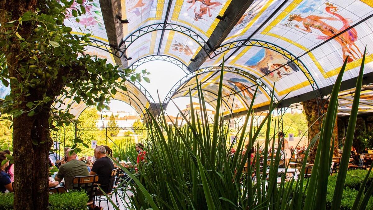 La terraza del pub Momo en Santiago