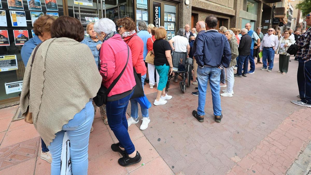 Beneficiarios del programa del Imserso guardan cola en una agencia de viajes para reservar su salida en una edición anterior.