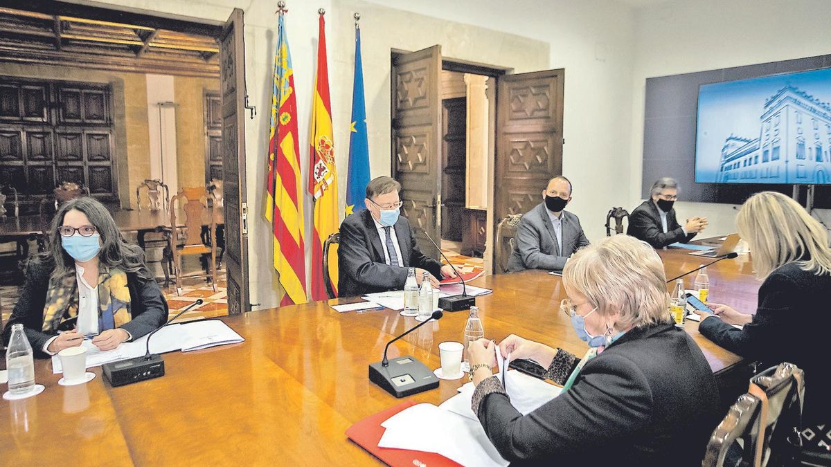 Ximo Puig, en el centro, entre Mónica Oltra y Rubén Martínez Dalmau en la reunión de ayer. Frente a ellos, la consellera Barceló.