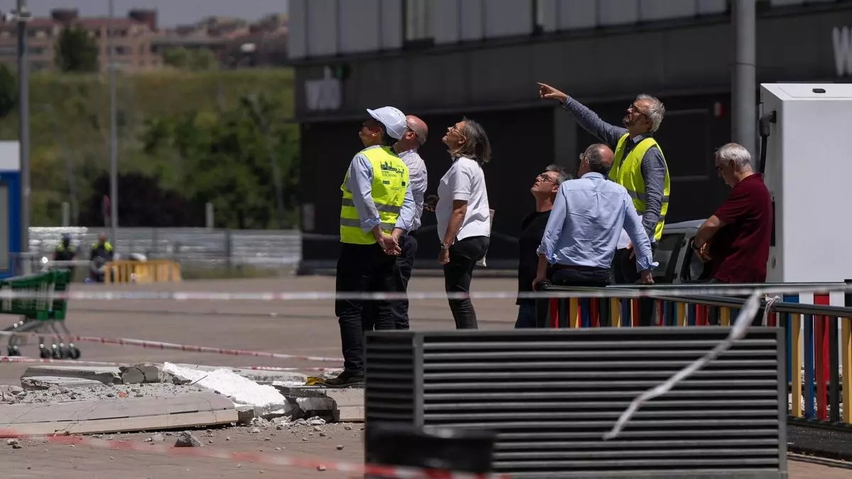 Accidente mortal en un centro comercial de Sabadell: múltiples trabajadores son reubicados sin reapertura cercana a la vista
