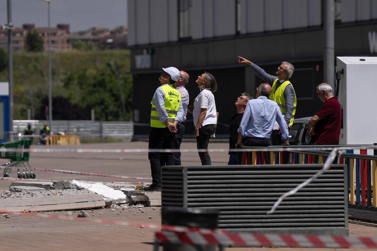 Arquitectos y técnicos valoran los daños producidos en la fachada de la tienda afecrada por el derrumbe en el centro comercial Via Sabadell