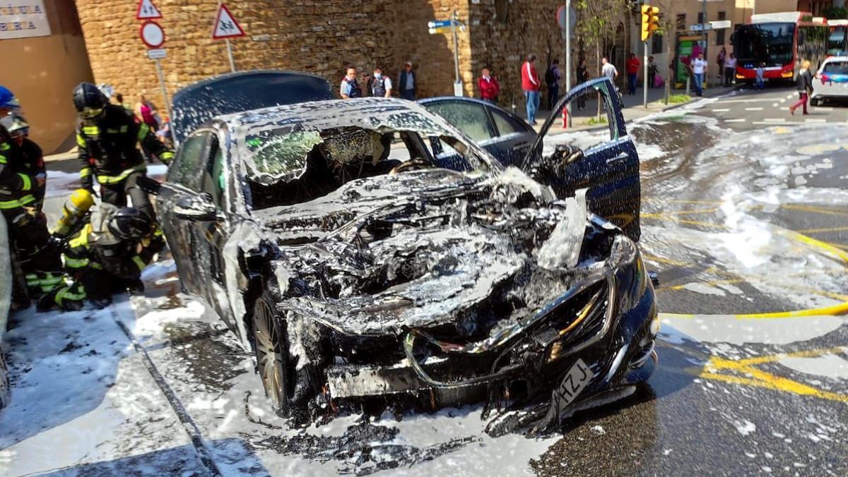 Imagen del coche calcinado de Josep Bou, concejal del PP en Barcelona