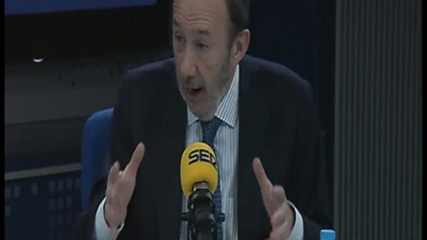 Rubalcaba: &quot;Navarro trabaja para que Cataluña no se vaya de España&quot;