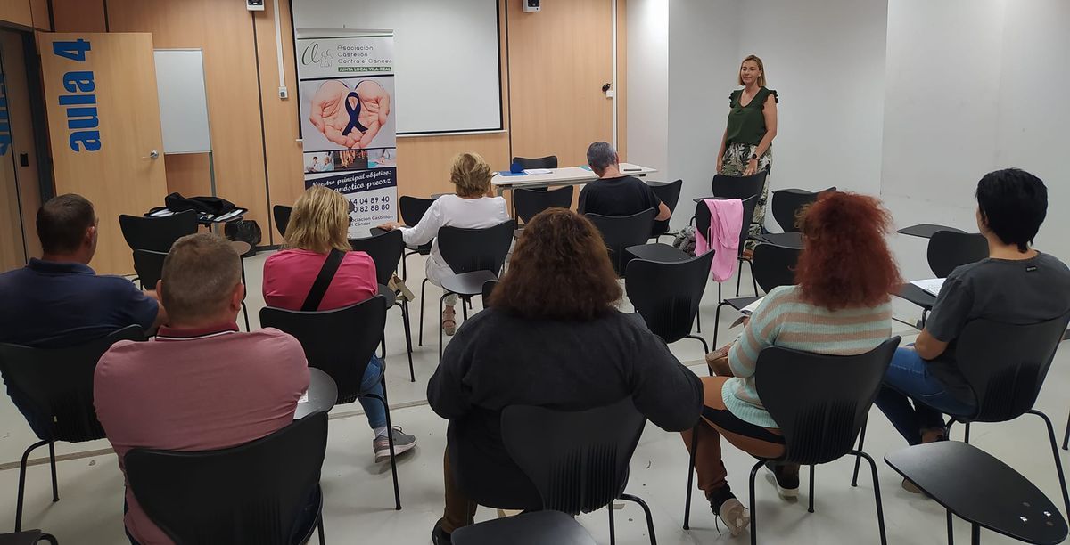 Entre las actividades que realiza Castellón Contra el Cáncer en Vila-real están los talleres de deshabituación del tabaco.