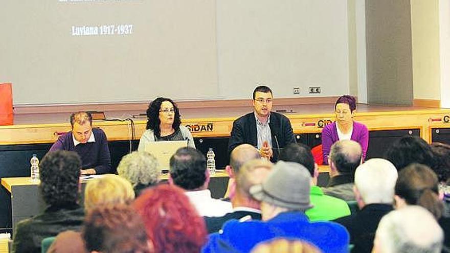 La presentación del libro «El crimen de Vindoria», con su autora, Rosa Álvarez Campal, la segunda por la izquierda.