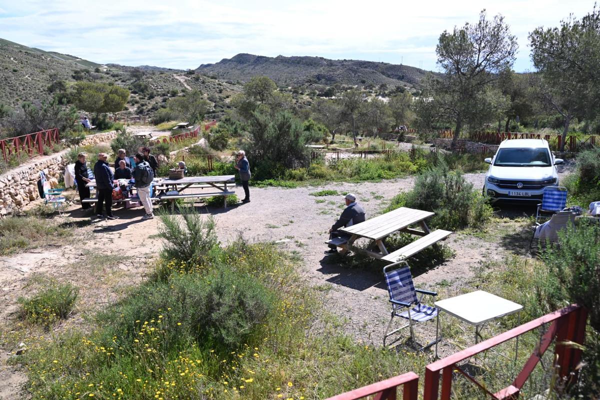 Familias celebran la mona en el Pantano de Elche y demandan mejoras en el paraje