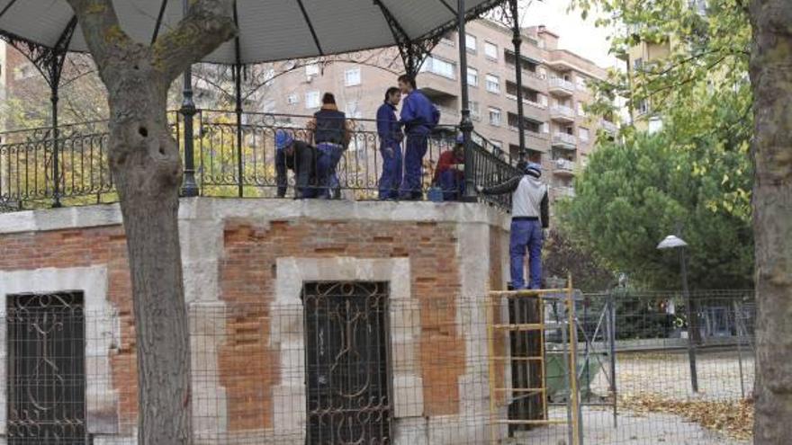 Varios jóvenes trabajando ayer en el inmueble de La Marina.