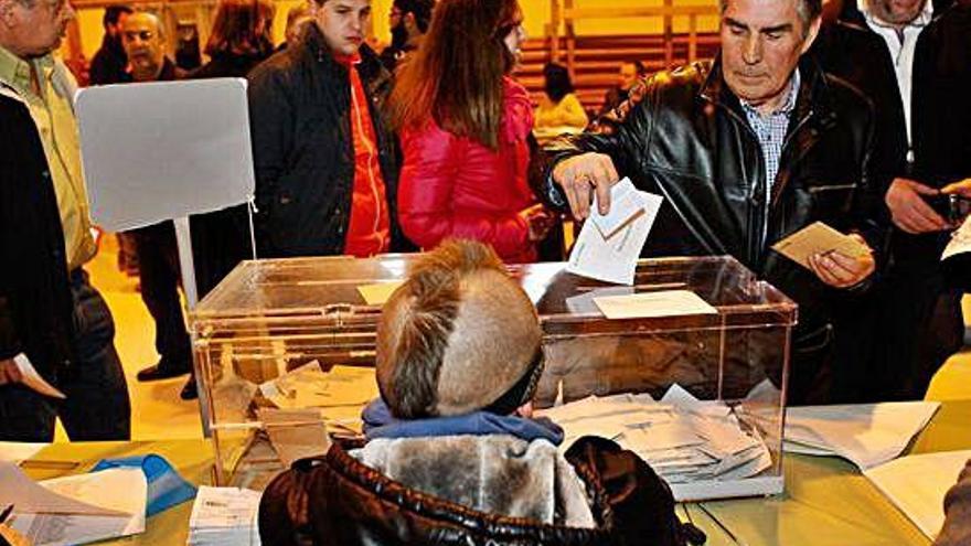 Un ciudadano introduce la papeleta en la urna en unas elecciones generales.