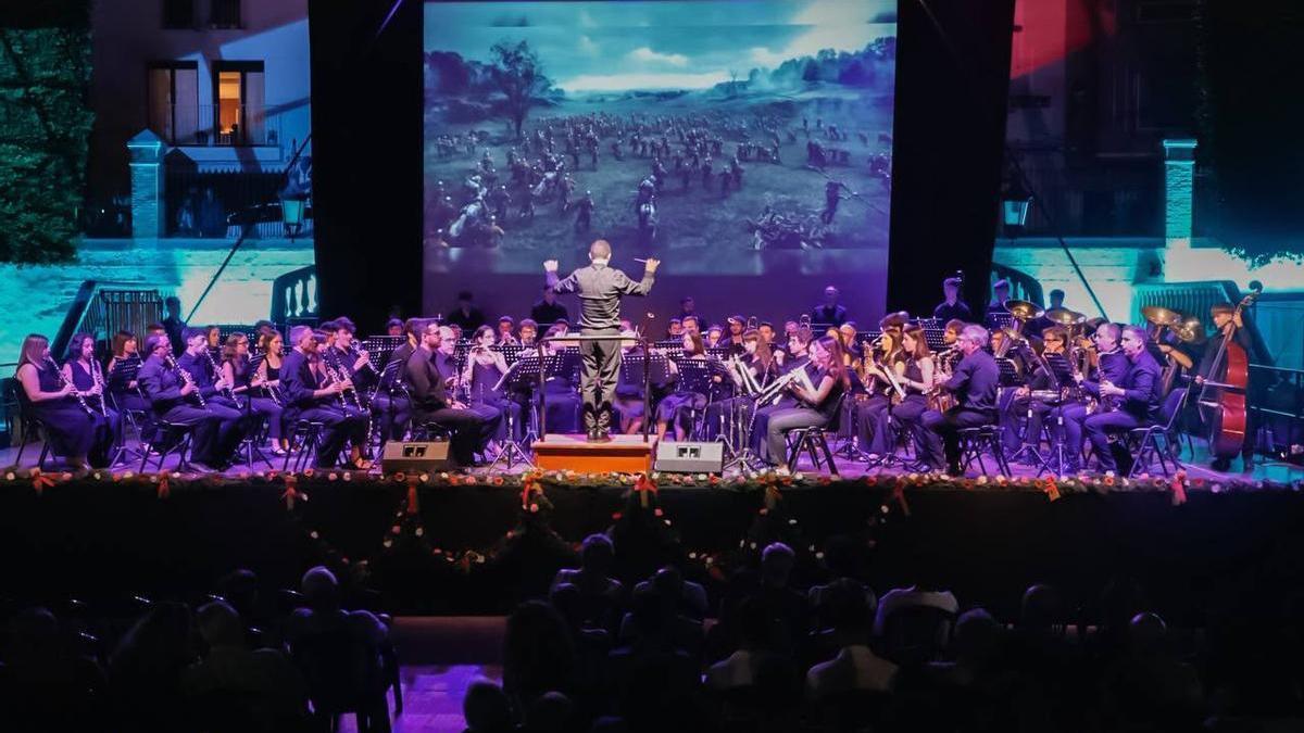 La actuación de una banda con la proyección sobre la gran pantalla en la pasada edición del certamen.