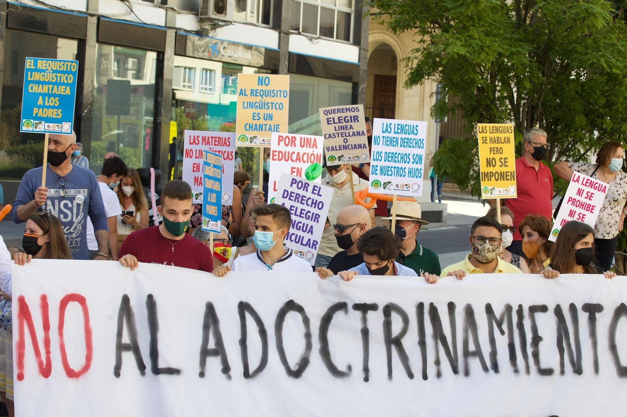 Cerca de 200 personas cargan en Alicante contra la Ley de Plurilingüismo