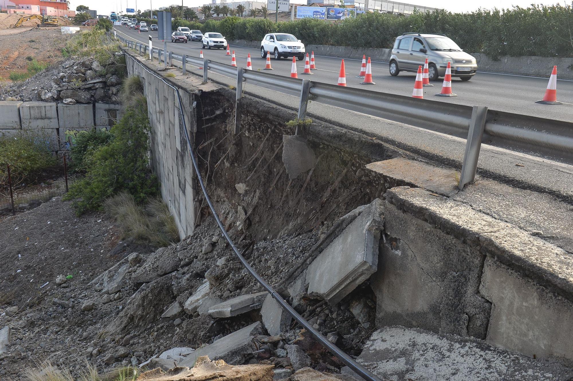 Derrumbe de un muro en la autopista