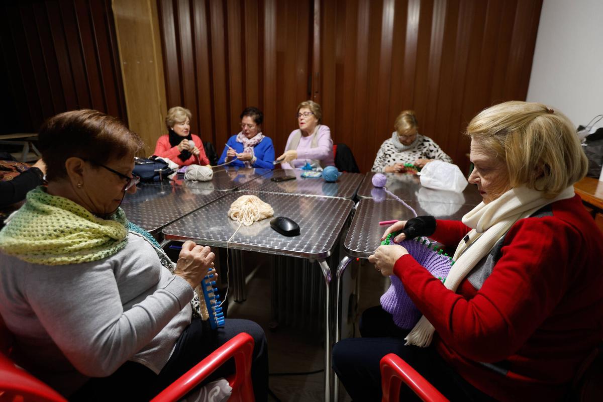 Mujeres mayores, socias del Club Figueroa adornan con croché en club por Navidad, soledad no deseada