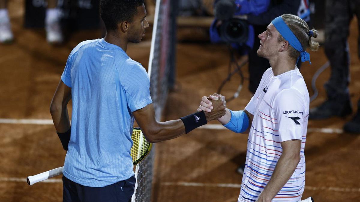 El español Davidovich, a la derecha, saluda a Auger-Aliassime tras perder ante el canadiense. |  // REUTERS