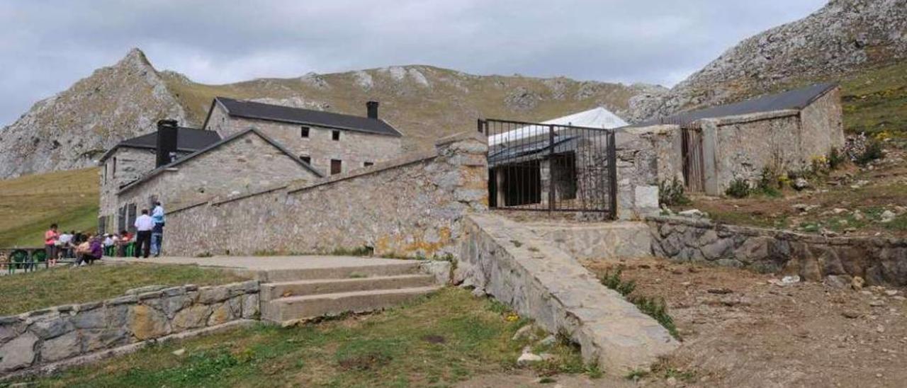 Las instalaciones de Casa Mieres, en el puerto leonés de Pinos.