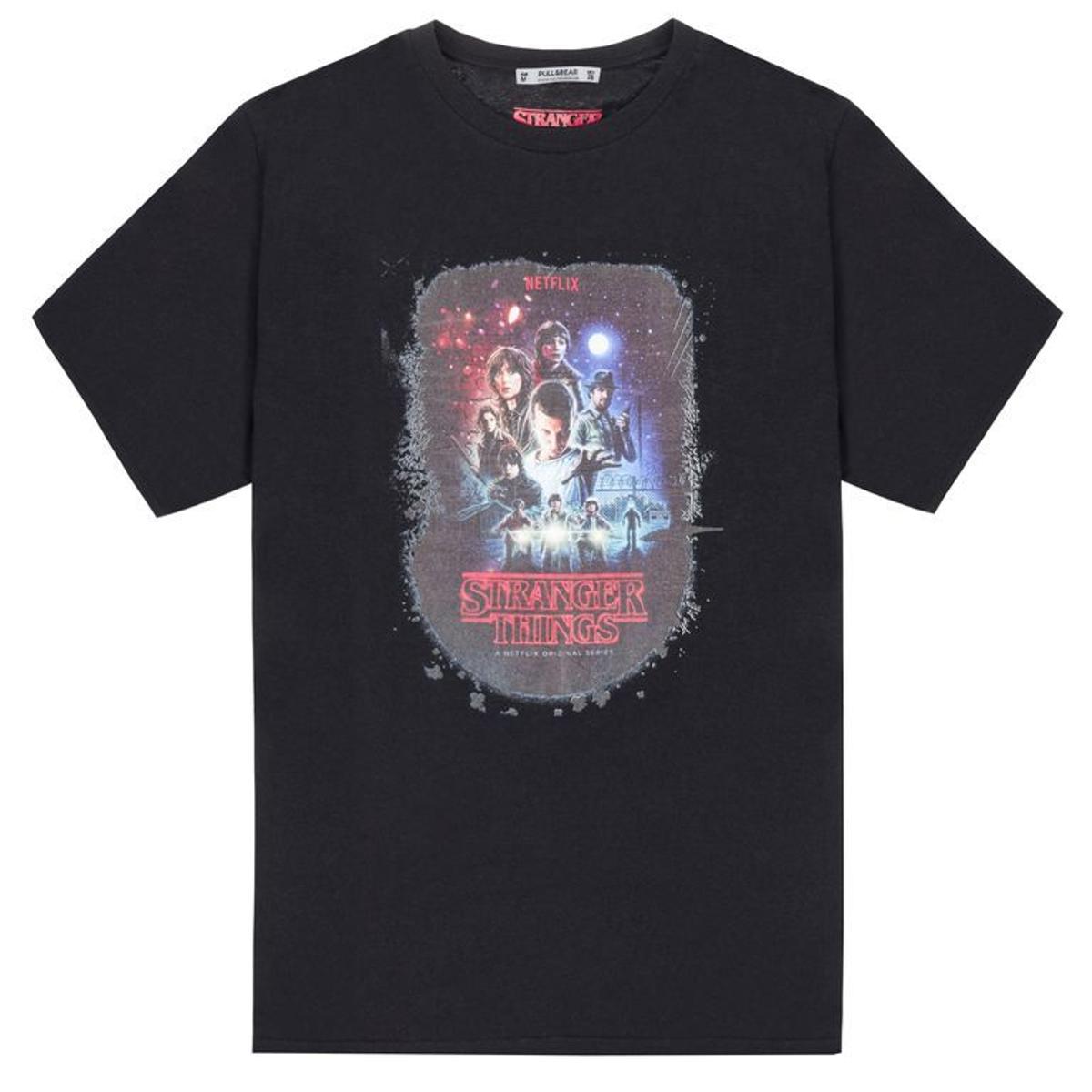 Camiseta negra de 'Stranger things', disponible en Pull&amp;Bear